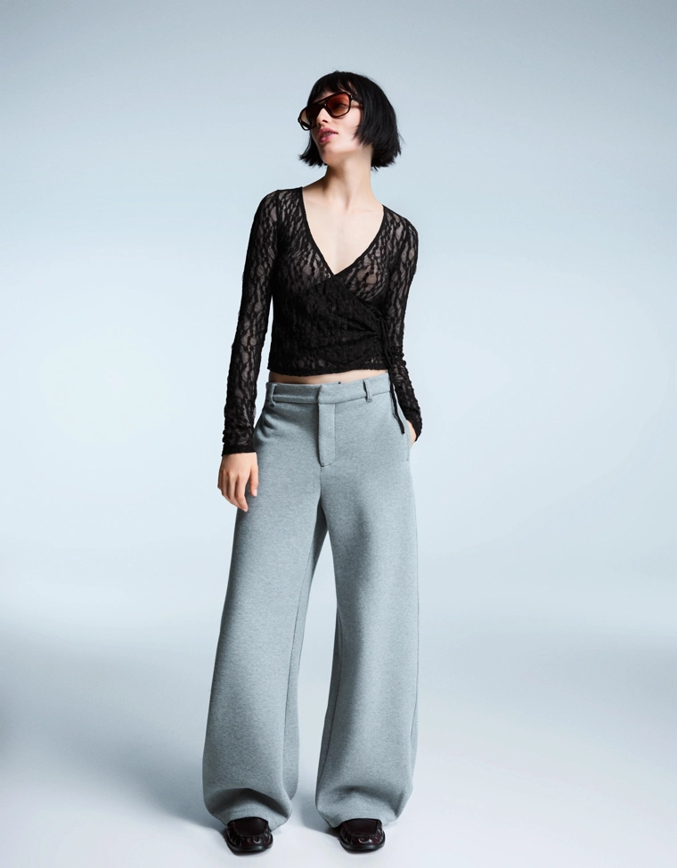 Лонгслив с кружевом и узлом