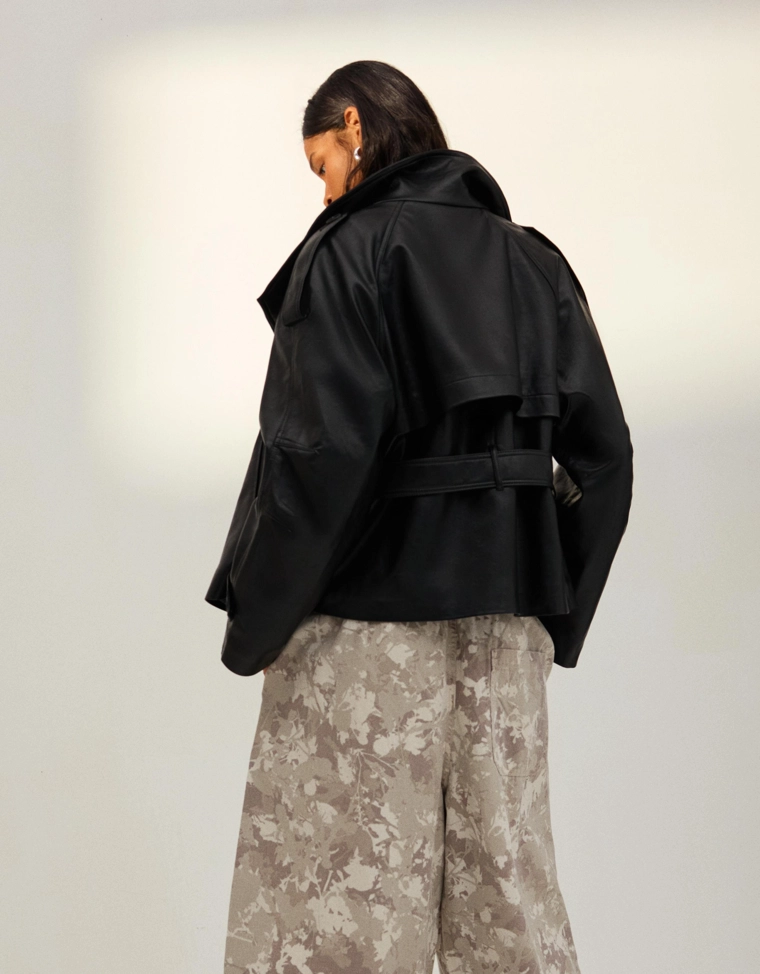 Короткая куртка-тренч из искусственной кожи