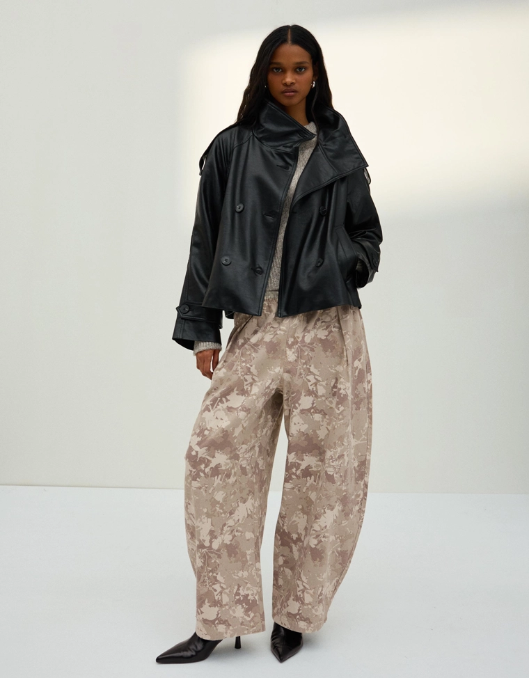 Короткая куртка-тренч из искусственной кожи