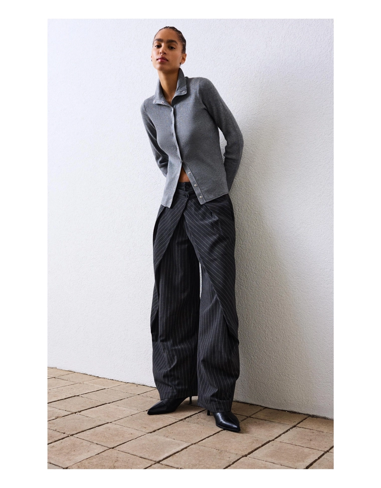 Кардиган с петельками и застежками на крючок