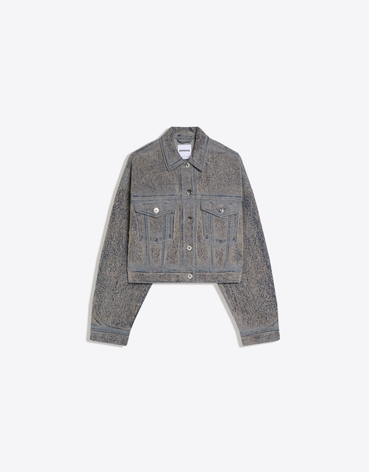 Укороченная джинсовая куртка с рельефным узором