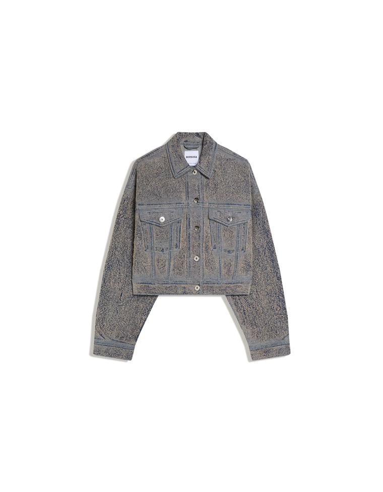Укороченная джинсовая куртка с рельефным узором
