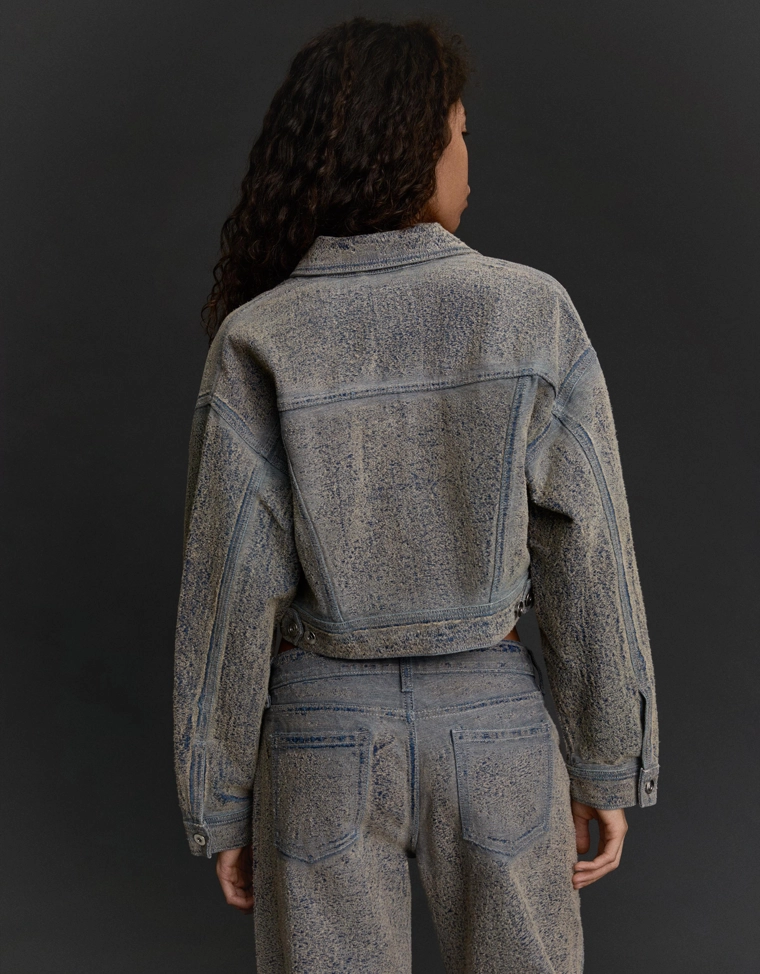 Укороченная джинсовая куртка с рельефным узором