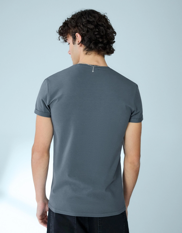 Футболка с отворотами на коротких рукавах