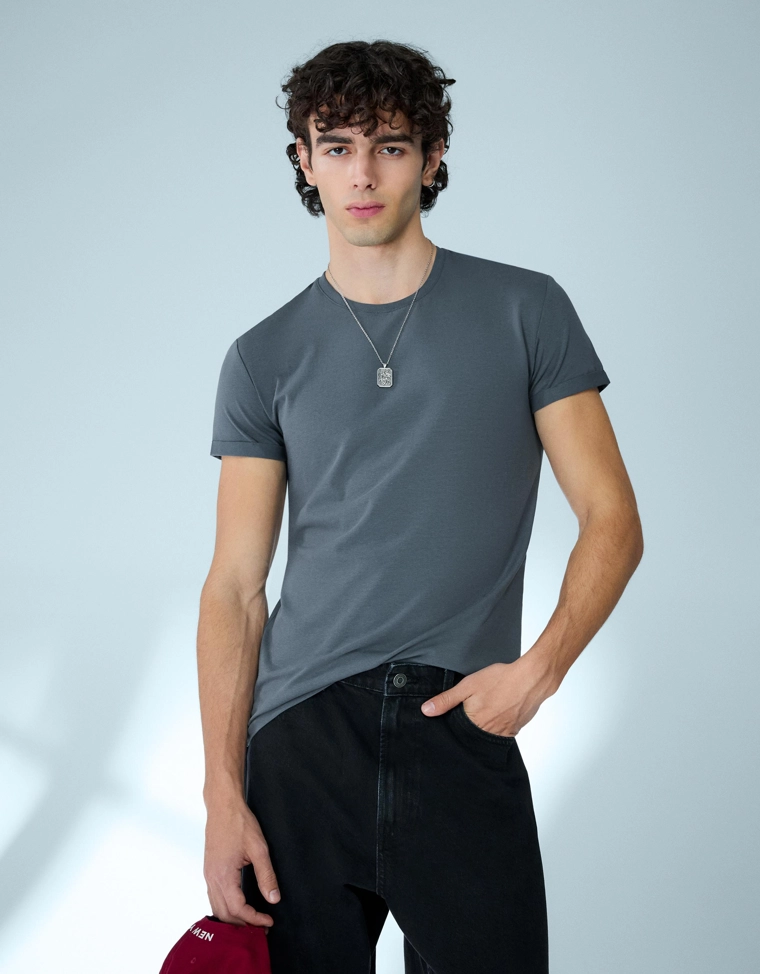 Футболка с отворотами на коротких рукавах