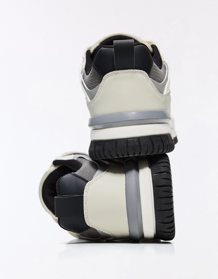 Кроссовки с объемными элементами