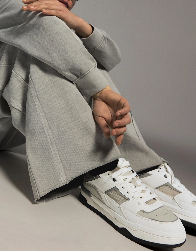 Кроссовки с объемными элементами