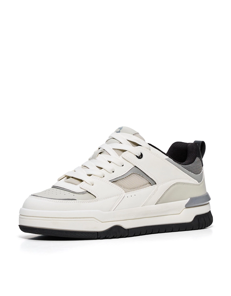 Кроссовки с объемными элементами