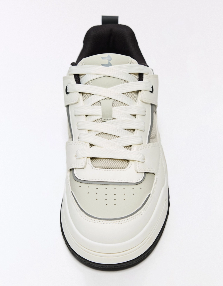 Кроссовки с объемными элементами