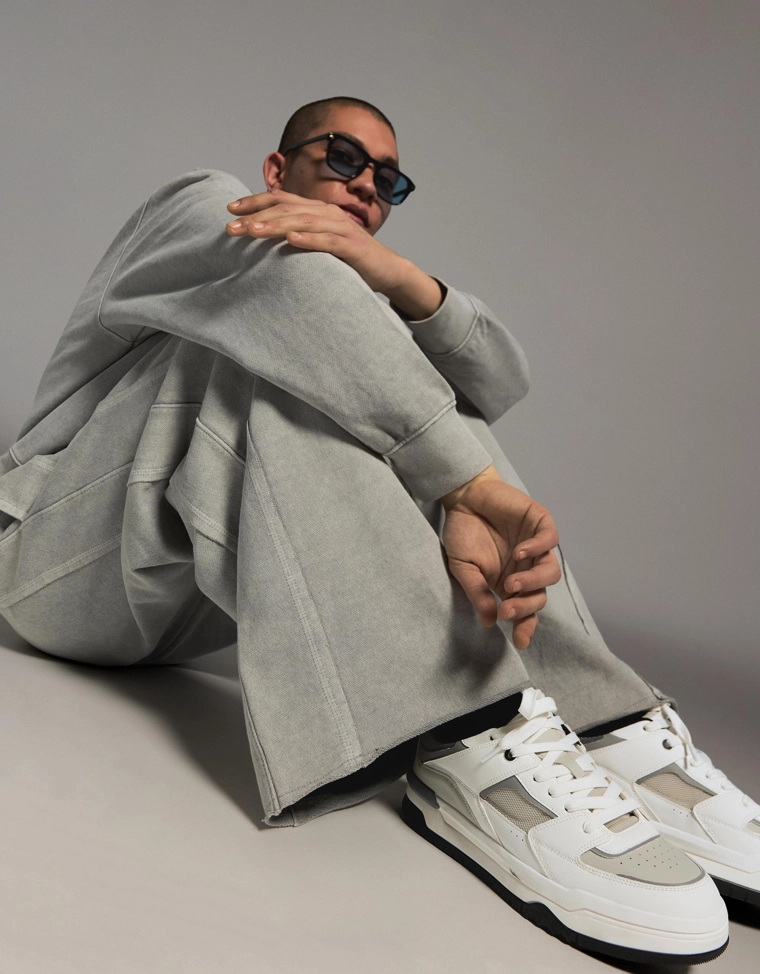 Кроссовки с объемными элементами