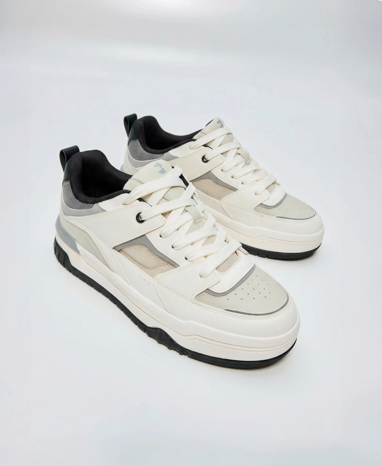 Кроссовки с объемными элементами