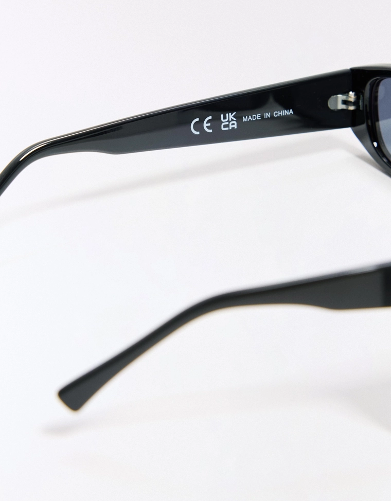 Солнцезащитные очки в овальной пластиковой оправе