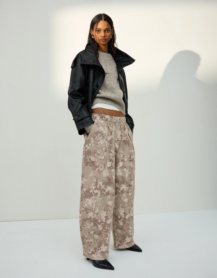 Брюки-бананы из ткани с принтом