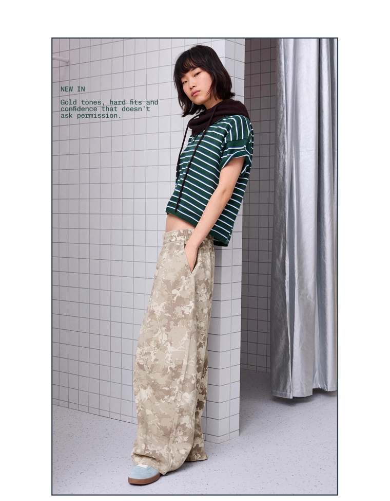 Брюки-бананы из ткани с принтом