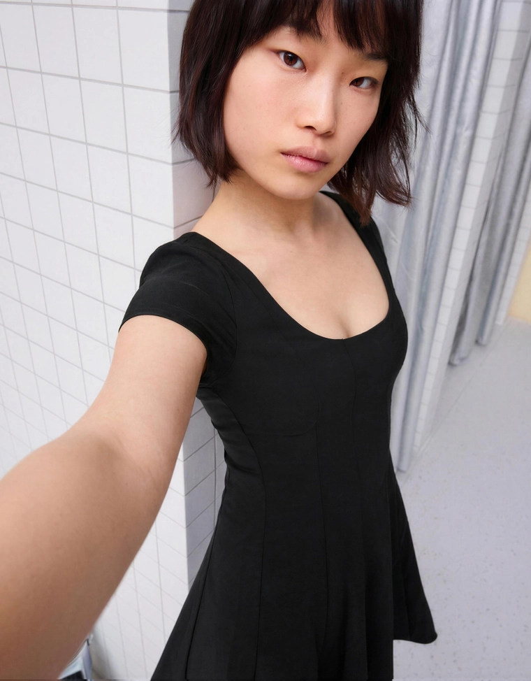 Мини-платье из бенгалина с расклешенной юбкой