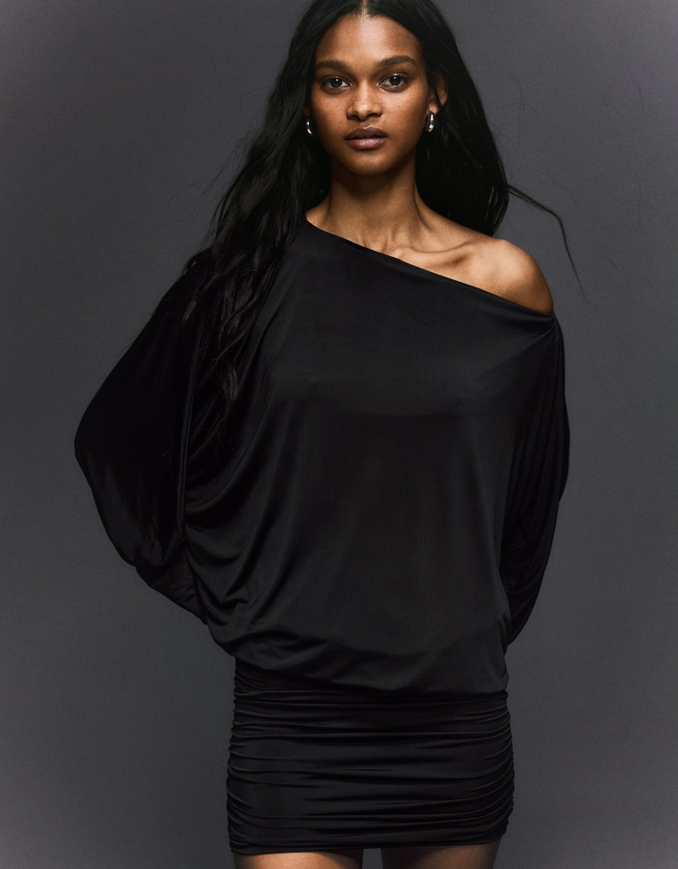 Мини-платье с асимметричным воротом