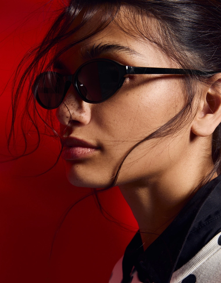 Солнцезащитные очки в овальной пластиковой оправе