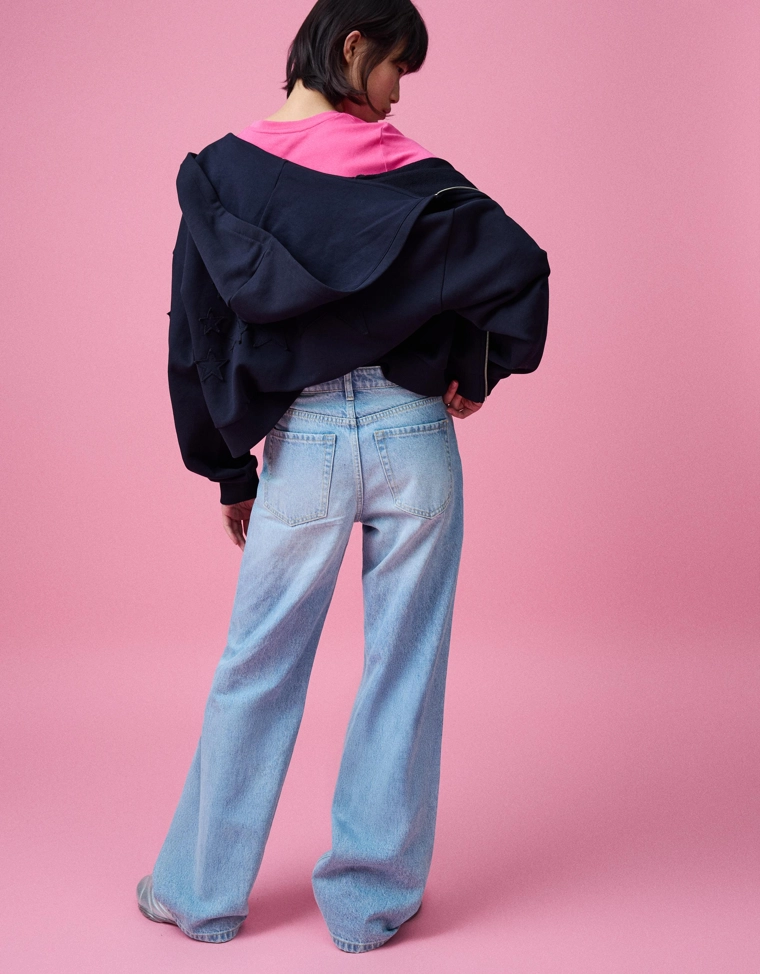 Джинсы прямого кроя с широкими штанинами, высокой посадкой и стразами