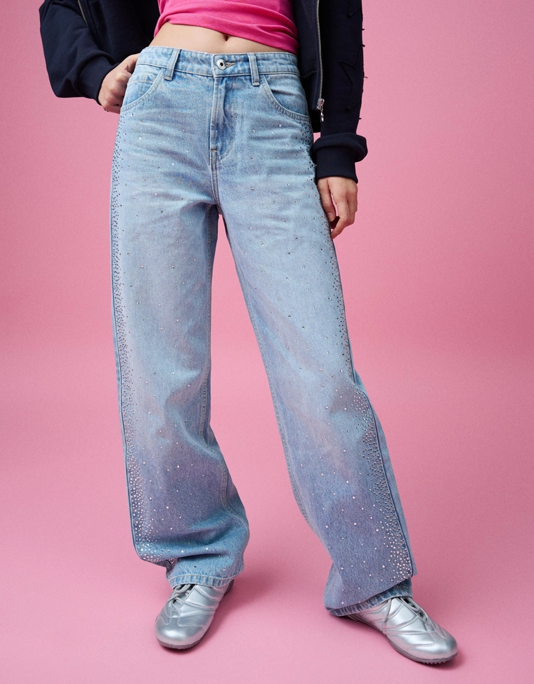 Джинсы прямого кроя с широкими штанинами, высокой посадкой и стразами