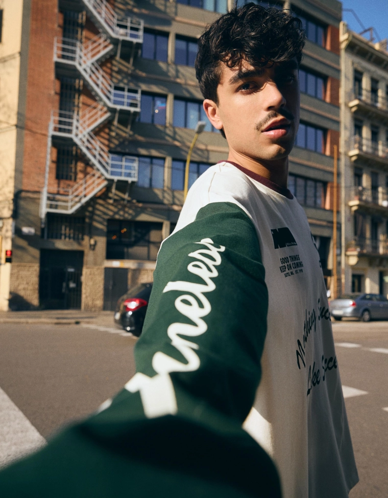 Лонгслив с контрастным принтом