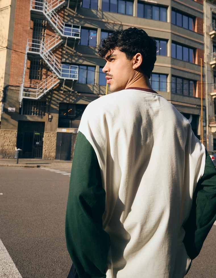 Лонгслив с контрастным принтом