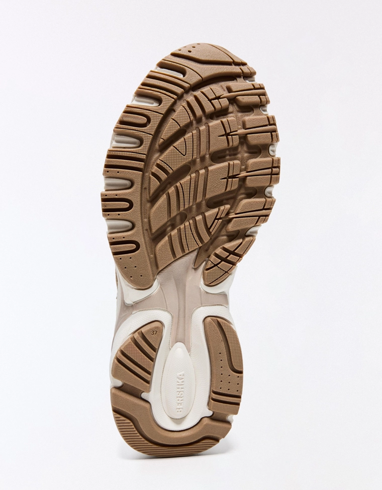 Кроссовки из разных материалов