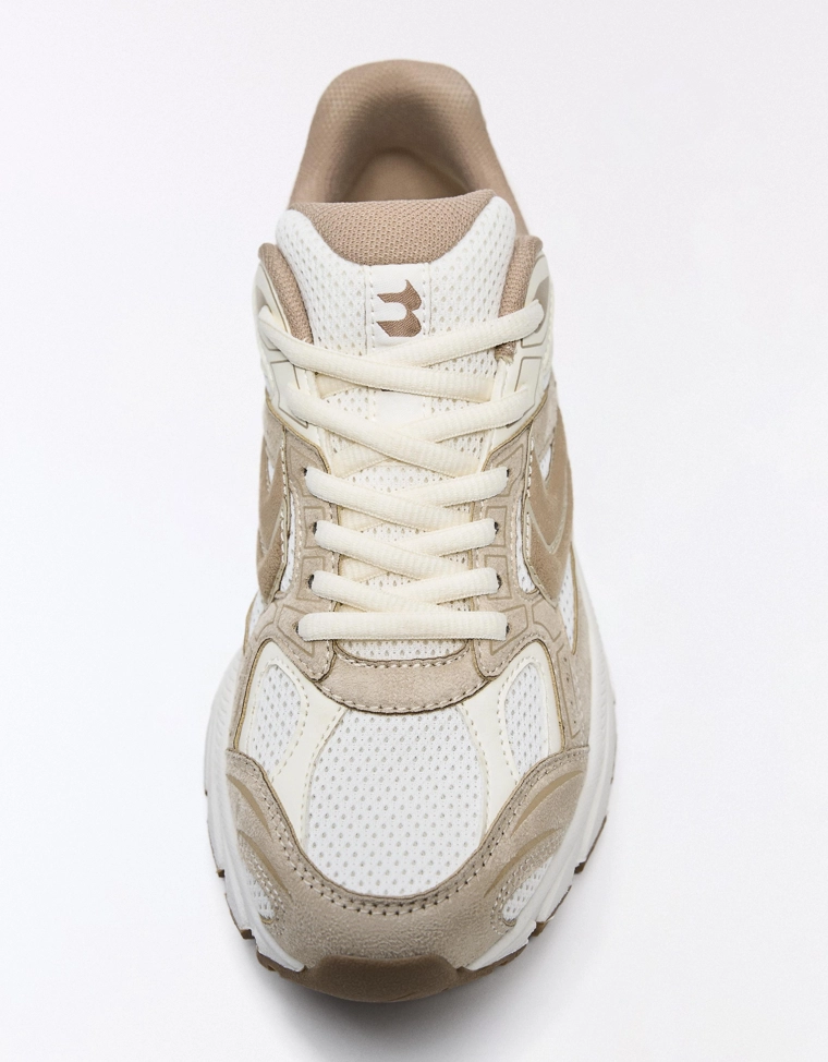 Кроссовки из разных материалов