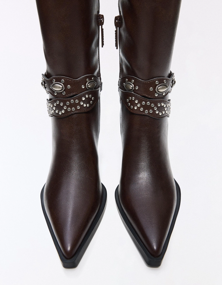 Сапоги на каблуке в ковбойском стиле