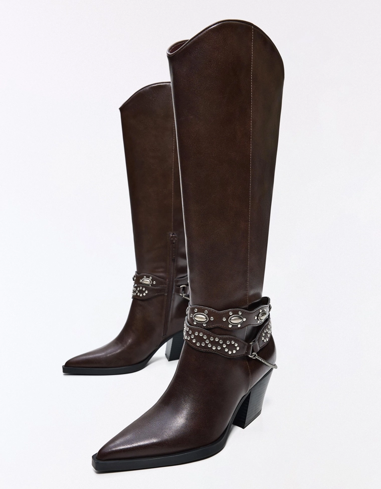 Сапоги на каблуке в ковбойском стиле