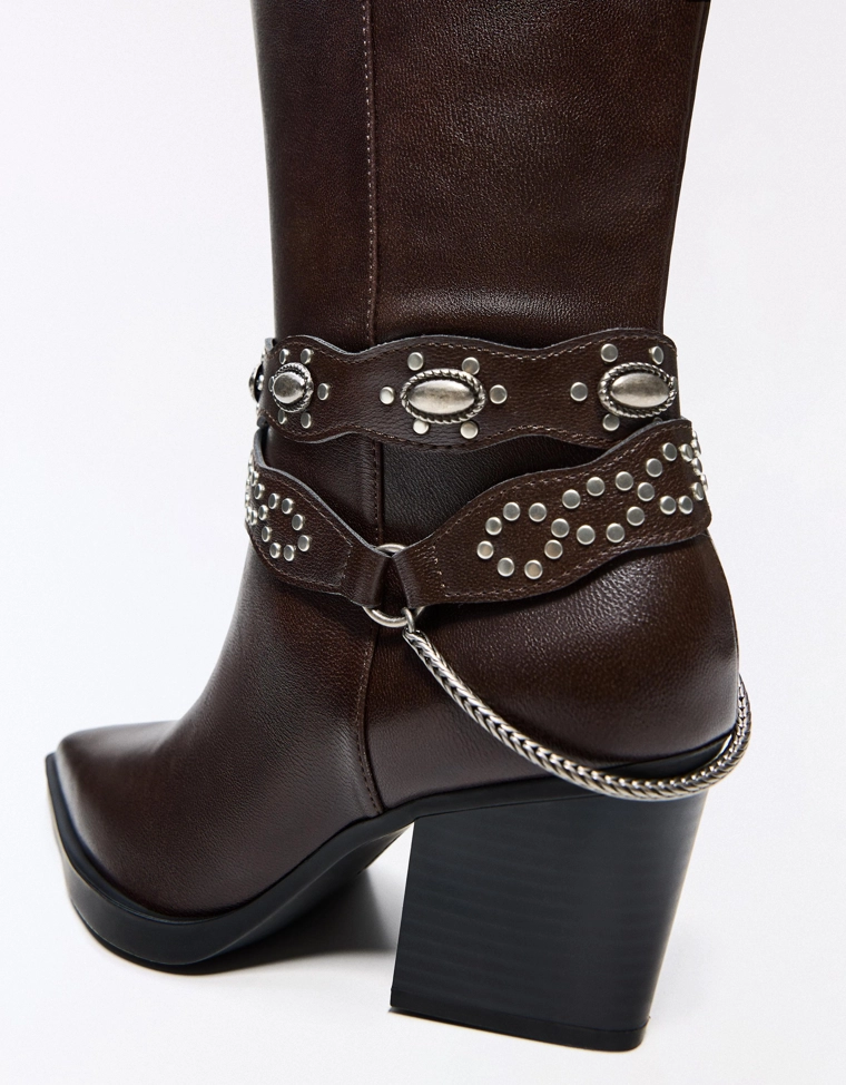 Сапоги на каблуке в ковбойском стиле