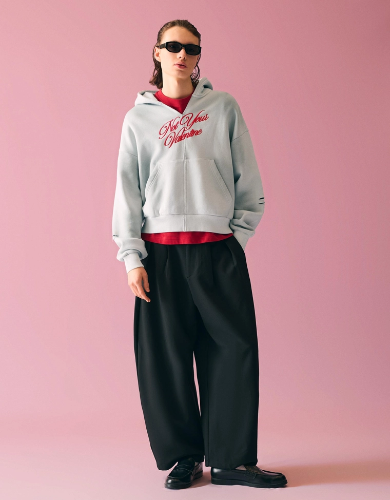 Укороченное худи с принтом