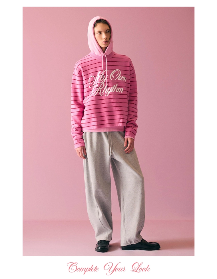 Полосатый свитер с принтом