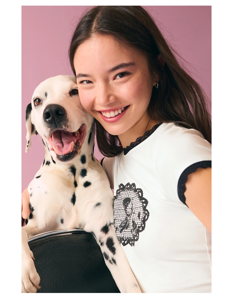 Футболка с короткими рукавами, контрастными вставками и кружевом