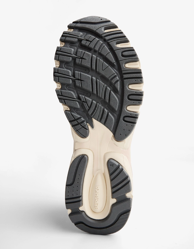 Спортивная обувь из нескольких материалов