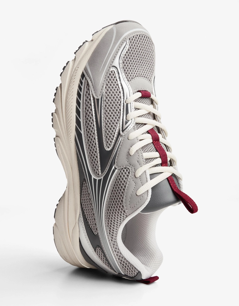 Спортивная обувь из нескольких материалов