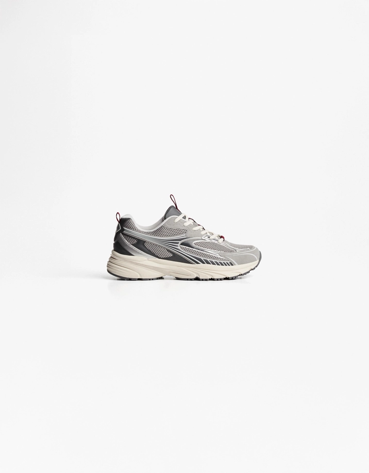 Спортивная обувь из нескольких материалов