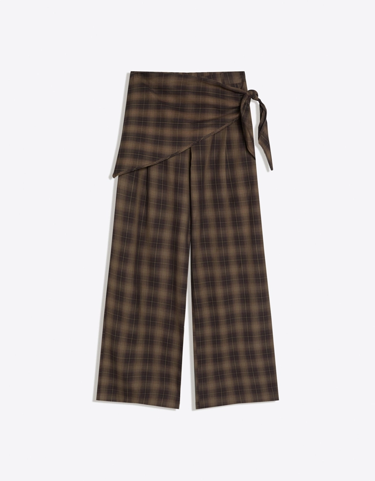 Брюки приталенного кроя с платком