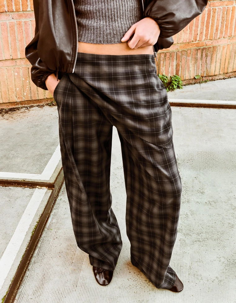 Брюки приталенного кроя с платком