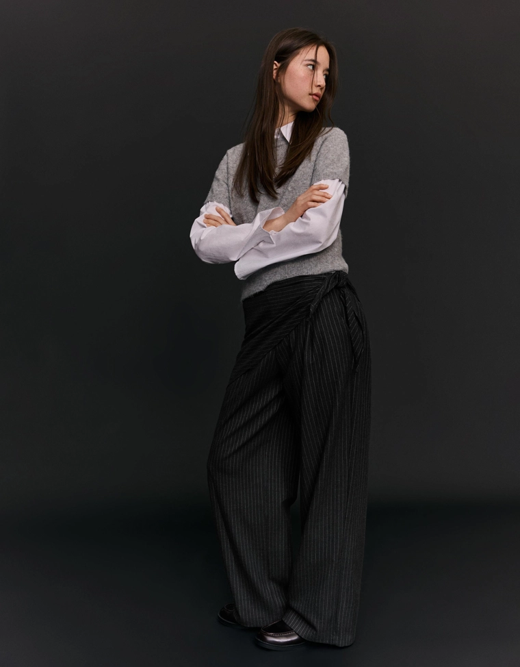 Брюки приталенного кроя с платком