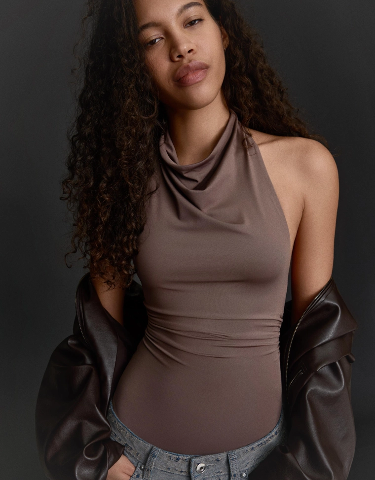 Боди с горловиной халтер и сборками