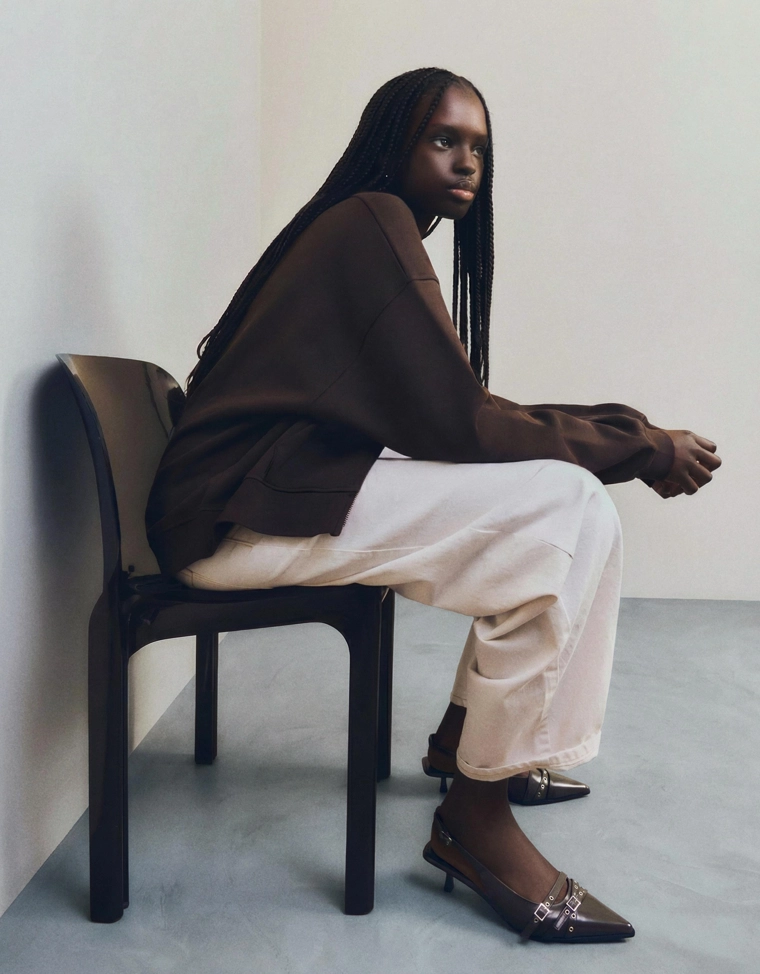 Туфли с открытой пяткой и пряжками на среднем тонком каблуке