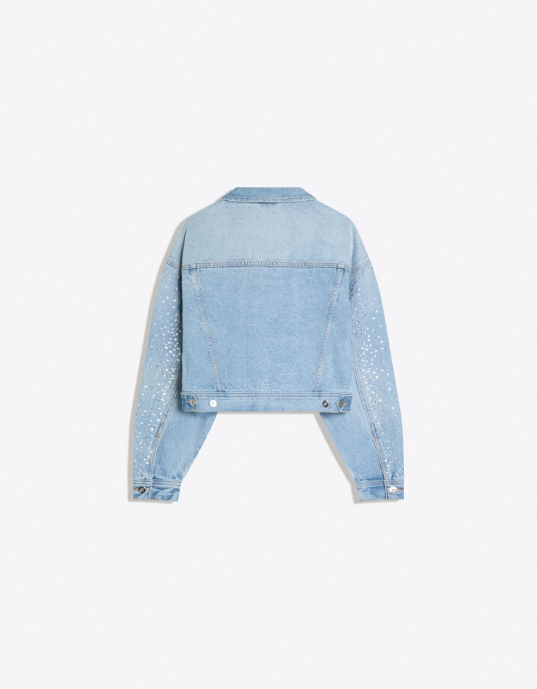 Укороченная джинсовая куртка с отделкой стразами