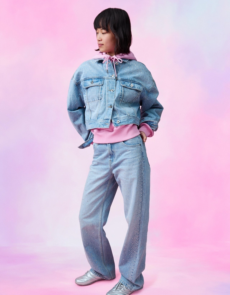 Укороченная джинсовая куртка с отделкой стразами