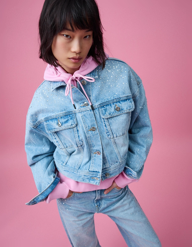 Укороченная джинсовая куртка с отделкой стразами