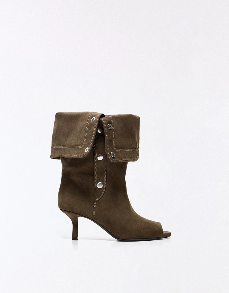 Heeled boots with split