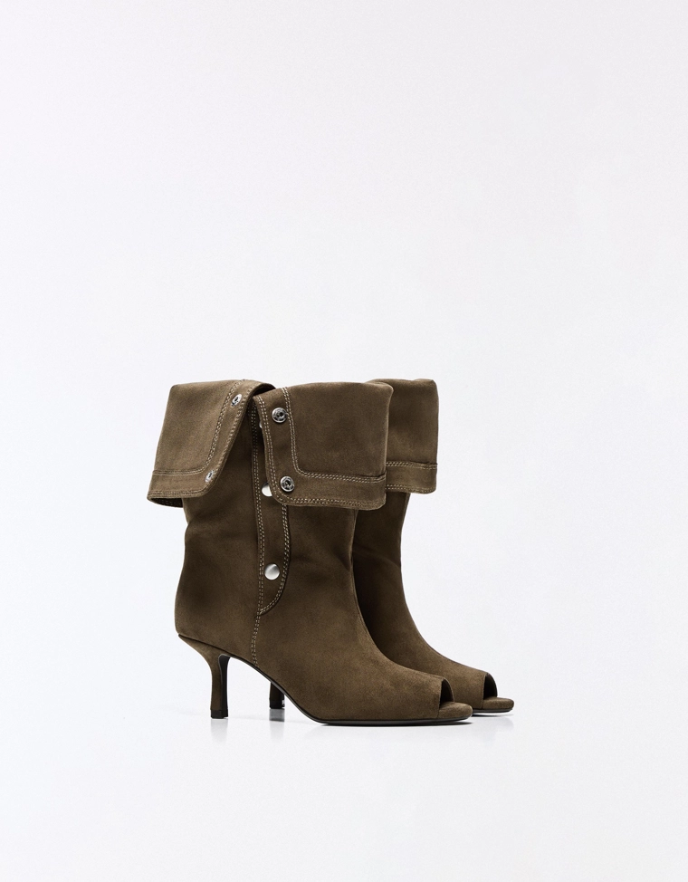 Heeled boots with split