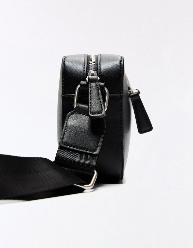 Базовая сумка с ремнем через плечо и карманом