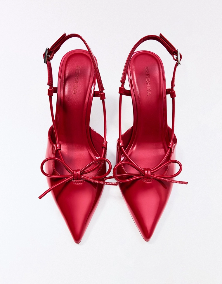 Туфли на каблуке с открытой пяткой и декоративной деталью