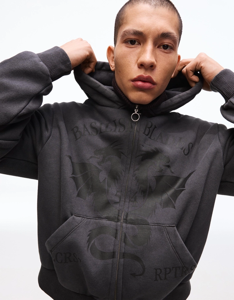 Куртка геометрического кроя с застежкой-молнией и принтом