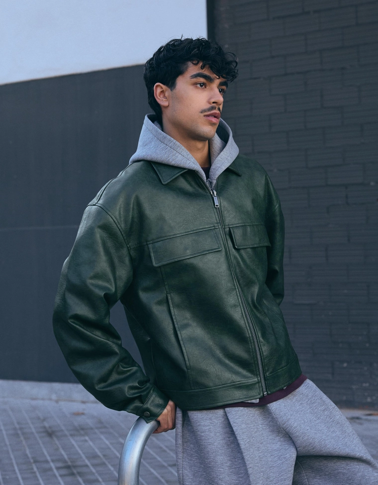 Куртка геометрического кроя из искусственной кожи